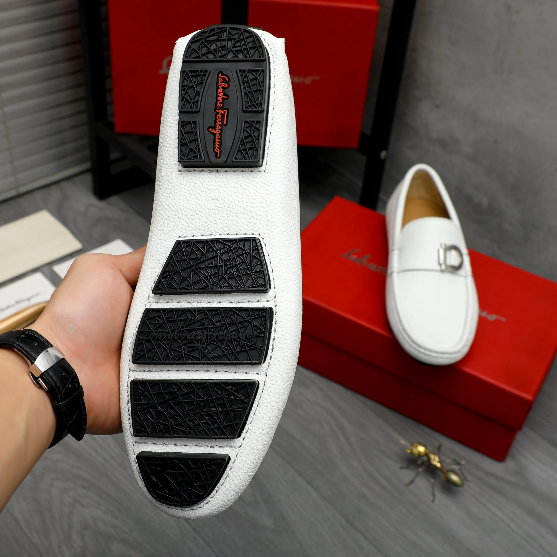 P420 Product trademark: Ferragamo [Ferragamo] Casual slip-on men's shoes Regular size: 38-44 Product material: Selected pebbled cowhide upper, sheepskin lining, original rubber outsole